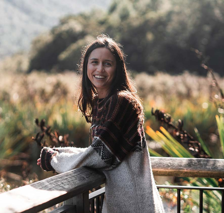 New Zelandian Woman in nature smiling